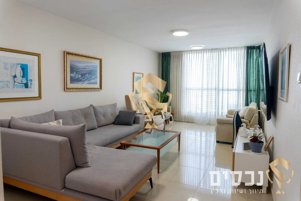 למכירה ברמת גן! דירת 4 חדרים משופצת בקומה 13 – בן אליעזר 56