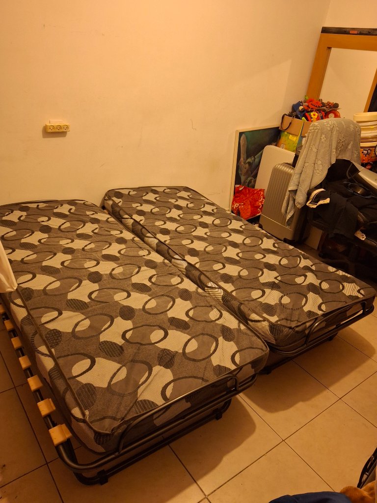 שתי מיטות מתפלות